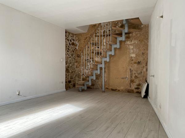 Maison en pierre dans le centre bourg de Nontron avec garage et proche de tous commerces