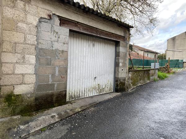 Maison en pierre dans le centre bourg de Nontron avec garage et proche de tous commerces