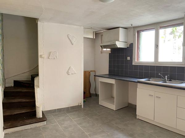 Maison en pierre dans le centre bourg de Nontron avec garage et proche de tous commerces