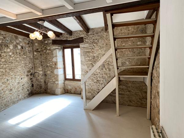 Maison en pierre dans le centre bourg de Nontron avec garage et proche de tous commerces