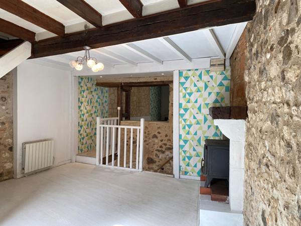 Maison en pierre dans le centre bourg de Nontron avec garage et proche de tous commerces