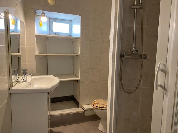 Maison en pierre dans le centre bourg de Nontron avec garage et proche de tous commerces