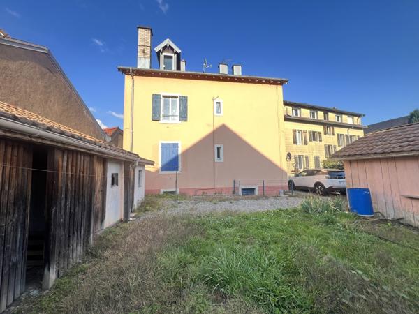 SPECIAL LOCATIF ! Immeuble avec 3 T3 à rénover à VALDOIE