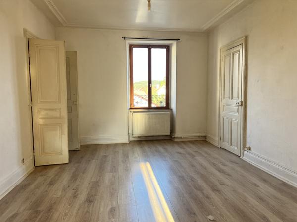 SPECIAL LOCATIF ! Immeuble avec 3 T3 à rénover à VALDOIE