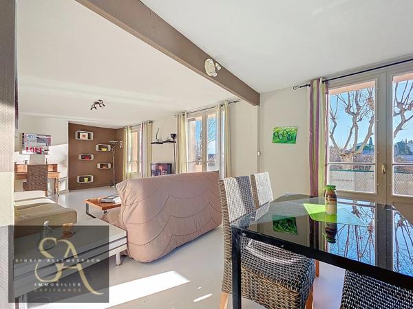 Appartement 98 m² (loi carrez 79.89m²) Carcassonne – 2 chambres (possibilité 3ème) – 1er étage – Vue Cité et l'Aude – Idéal résidence ou investissement locatif/touristique