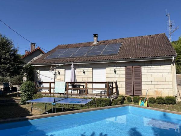 Maison ancienne - Montignac-lascaux A MONTIGNAC, maison avec gîte sur terrain de 500 m² avec piscine hors-sol.