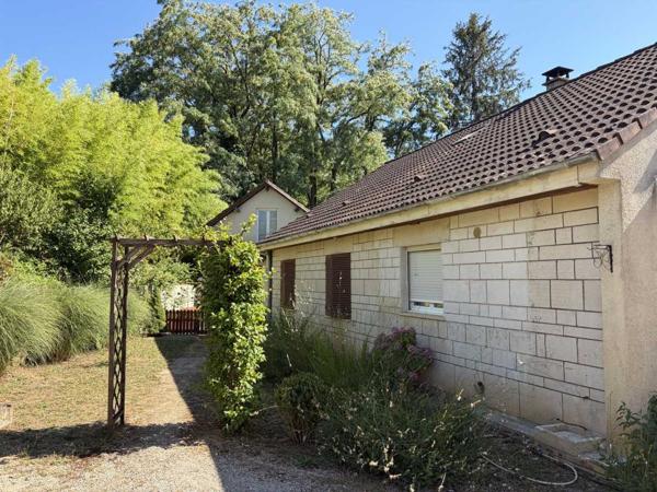Maison ancienne - Montignac-lascaux A MONTIGNAC, maison avec gîte sur terrain de 500 m² avec piscine hors-sol.