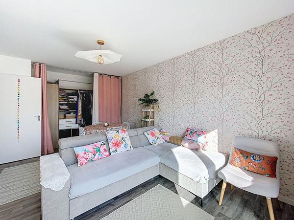 A vendre Angers Victor Châtenay, appartement type 2, 2ème et dernier étage, orientation sud, séjour, cuisine ndépendante aménagée équipée, une chambre, garage en sous-sol, chauffage au gaz . Arrêt de bus Chatenay à 5 minutes à pieds.