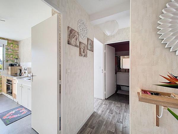 A vendre Angers Victor Châtenay, appartement type 2, 2ème et dernier étage, orientation sud, séjour, cuisine ndépendante aménagée équipée, une chambre, garage en sous-sol, chauffage au gaz . Arrêt de bus Chatenay à 5 minutes à pieds.