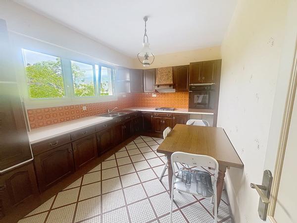 Maison spacieuse à vendre à Les Ponts de Cé - 4 chambres sur un beau terrain clos et proche des commodités