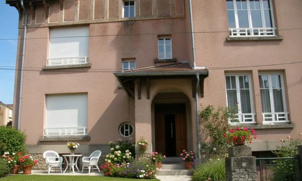 MAISON à vendre 8 pièces VITTEL (88) dont 4 appartements sur 1 095 m² de TERRAIN