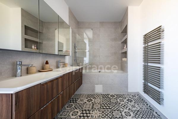 Propriété à vendre composée d'une demeure de Maitre et une deuxième maison avec piscine et jardin