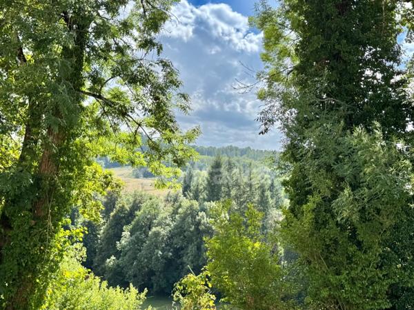 MAISON DE VILLAGE 131 M2, 675 M2 DE TERRAIN, 3 CHAMBRES POSSIBILITÉ D'UNE 4ÈME, DÉPENDANCE, FIBRE, DOUBLE VITRAGE PVC, TERRASSE DE 18 M2, CAVE, TOUT-À-L'ÉGOUT