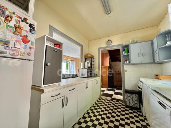 MAISON DE VILLAGE 131 M2, 675 M2 DE TERRAIN, 3 CHAMBRES POSSIBILITÉ D'UNE 4ÈME, DÉPENDANCE, FIBRE, DOUBLE VITRAGE PVC, TERRASSE DE 18 M2, CAVE, TOUT-À-L'ÉGOUT