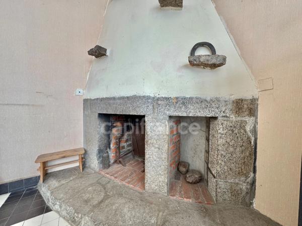 MAISON DE VILLAGE 131 M2, 675 M2 DE TERRAIN, 3 CHAMBRES POSSIBILITÉ D'UNE 4ÈME, DÉPENDANCE, FIBRE, DOUBLE VITRAGE PVC, TERRASSE DE 18 M2, CAVE, TOUT-À-L'ÉGOUT