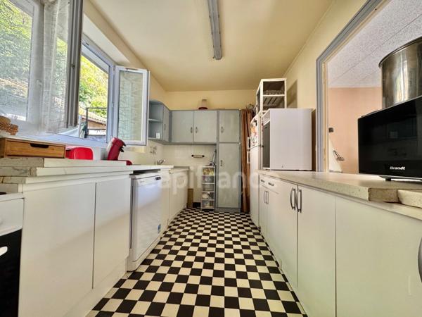 MAISON DE VILLAGE 131 M2, 675 M2 DE TERRAIN, 3 CHAMBRES POSSIBILITÉ D'UNE 4ÈME, DÉPENDANCE, FIBRE, DOUBLE VITRAGE PVC, TERRASSE DE 18 M2, CAVE, TOUT-À-L'ÉGOUT