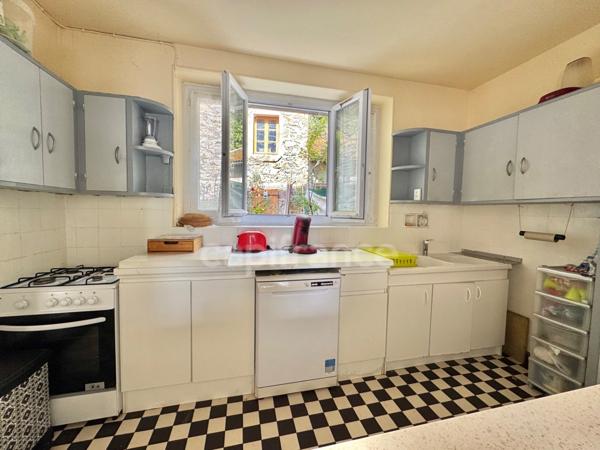 MAISON DE VILLAGE 131 M2, 675 M2 DE TERRAIN, 3 CHAMBRES POSSIBILITÉ D'UNE 4ÈME, DÉPENDANCE, FIBRE, DOUBLE VITRAGE PVC, TERRASSE DE 18 M2, CAVE, TOUT-À-L'ÉGOUT