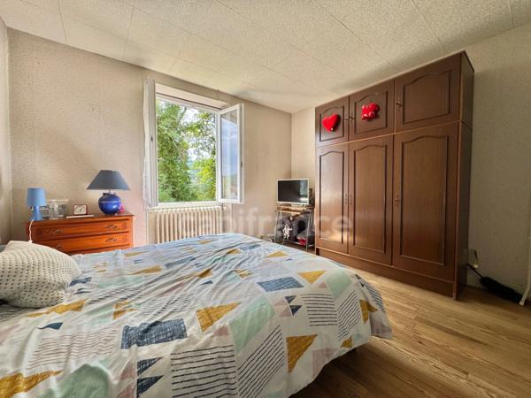 MAISON DE VILLAGE 131 M2, 675 M2 DE TERRAIN, 3 CHAMBRES POSSIBILITÉ D'UNE 4ÈME, DÉPENDANCE, FIBRE, DOUBLE VITRAGE PVC, TERRASSE DE 18 M2, CAVE, TOUT-À-L'ÉGOUT