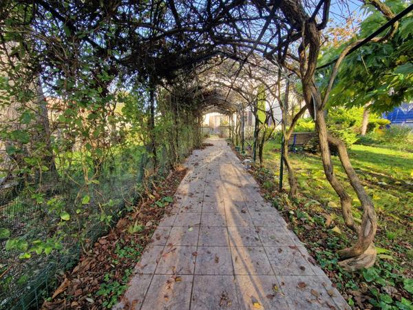 Propriete à vendre 11 pièces proche de SURGERES (17)