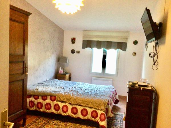 Magnifique propriété composée d’un ensemble de deux maisons, d’une piscine et diverses dépendances sur un peu plus de 5 hectares.<br/>Magnificent property consisting of a set of two houses, a swimming pool and various outbuildings on just over 5 hectares