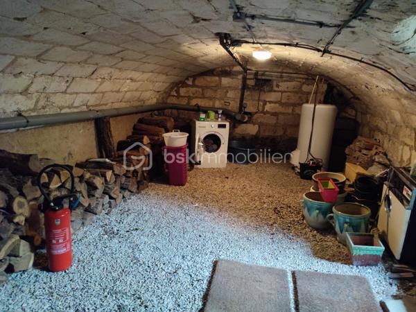 Maison de ville de caractère d’environ 100 m², idéalement située en plein cœur de Pont-sur-Yonne, avec cave, cour et espaces extérieurs.

Au rez-de-chaussée, une entrée dessert une agréable pièce de vie comprenant un salon/salle à manger avec mezzanine, apportant charme et volume, ainsi qu’une cuisine indépendante et des toilettes séparées.

Le premier étage se compose d’un palier menant à deux belles chambres et à une salle d’eau.

Au deuxième étage, un dégagement distribue un bureau ou chambre d'enfant, ainsi qu’un grenier, offrant un espace de rangement supplémentaire ou un beau potentiel d’aménagement selon vos besoins.

À l’extérieur, la propriété dispose d’une cour à l’avant et d’une seconde à l’arrière, agrémentée d’un abri de jardin. Une cave complète l’ensemble, ainsi qu’un portillon permettant un accès direct sur la rue.

Un bien plein de charme, idéal pour profiter d’une vie de centre-ville à proximité immédiate des commodités.