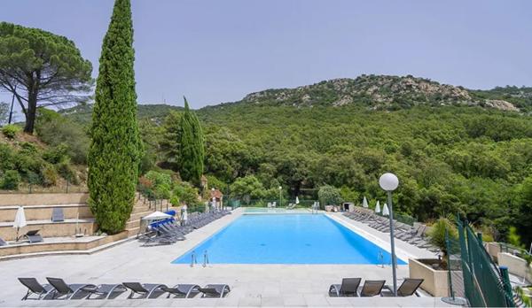 INVESTISSEMENT LOCATIF – Le Plan-de-la-Tour – Résidence de tourisme Village Club du Soleil Le Reverdi - 5 % de rentabilité