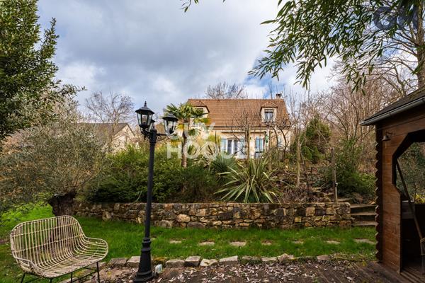 CHARMANTE MAISON AVEC SOUS-SOL DE 6 PIECES ( environ 138m²) À SOISY-SUR-SEINE