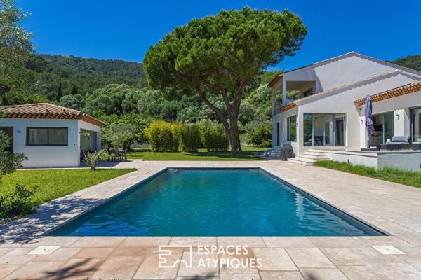 Maison d’architecte et son grand parc arboré avec piscine