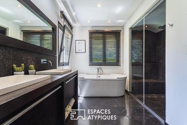 Maison d’architecte et son grand parc arboré avec piscine
