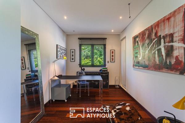 Maison d’architecte et son grand parc arboré avec piscine