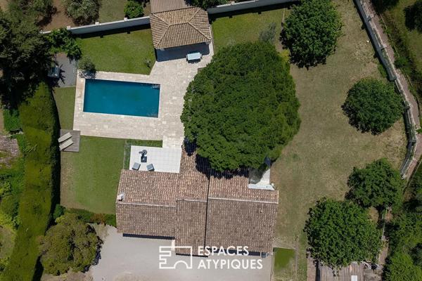 Maison d’architecte et son grand parc arboré avec piscine