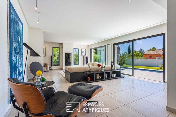 Maison d’architecte et son grand parc arboré avec piscine