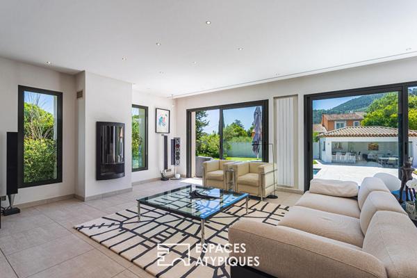 Maison d’architecte et son grand parc arboré avec piscine