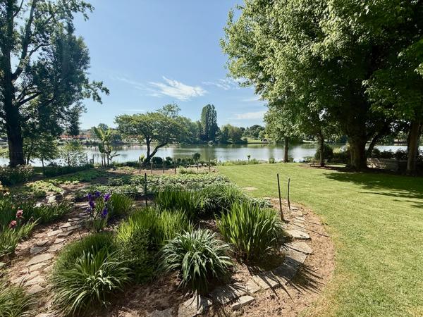 Vous cherchez une maison au bord du lot avec un accès avec ponton ? Ne cherchez plus venez découvrir cette magnifique maison de plus de 150m2 sur un terrain de 2100m2. Ceci est une pépite ! Amoureux du jardin et de la nature vous serez comblés. La maison , Sainte livrade sur lot