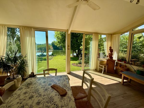Vous cherchez une maison au bord du lot avec un accès avec ponton ? Ne cherchez plus venez découvrir cette magnifique maison de plus de 150m2 sur un terrain de 2100m2. Ceci est une pépite ! Amoureux du jardin et de la nature vous serez comblés. La maison , Sainte livrade sur lot