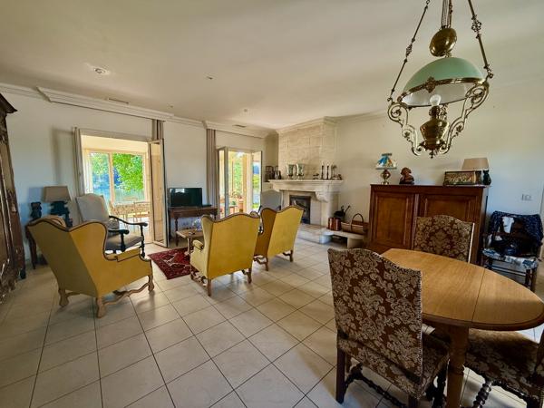 Vous cherchez une maison au bord du lot avec un accès avec ponton ? Ne cherchez plus venez découvrir cette magnifique maison de plus de 150m2 sur un terrain de 2100m2. Ceci est une pépite ! Amoureux du jardin et de la nature vous serez comblés. La maison , Sainte livrade sur lot