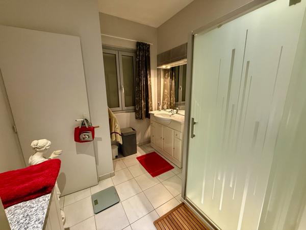 Vous cherchez une maison au bord du lot avec un accès avec ponton ? Ne cherchez plus venez découvrir cette magnifique maison de plus de 150m2 sur un terrain de 2100m2. Ceci est une pépite ! Amoureux du jardin et de la nature vous serez comblés. La maison , Sainte livrade sur lot