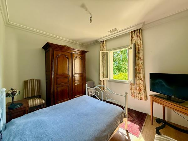 Vous cherchez une maison au bord du lot avec un accès avec ponton ? Ne cherchez plus venez découvrir cette magnifique maison de plus de 150m2 sur un terrain de 2100m2. Ceci est une pépite ! Amoureux du jardin et de la nature vous serez comblés. La maison , Sainte livrade sur lot