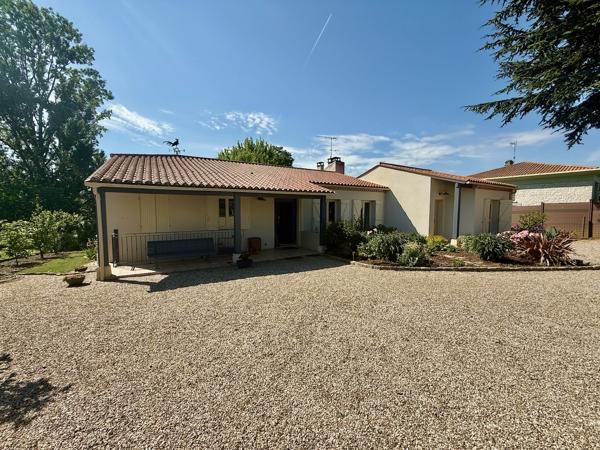 Vous cherchez une maison au bord du lot avec un accès avec ponton ? Ne cherchez plus venez découvrir cette magnifique maison de plus de 150m2 sur un terrain de 2100m2. Ceci est une pépite ! Amoureux du jardin et de la nature vous serez comblés. La maison , Sainte livrade sur lot