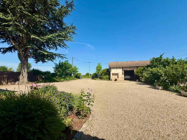 Vous cherchez une maison au bord du lot avec un accès avec ponton ? Ne cherchez plus venez découvrir cette magnifique maison de plus de 150m2 sur un terrain de 2100m2. Ceci est une pépite ! Amoureux du jardin et de la nature vous serez comblés. La maison , Sainte livrade sur lot