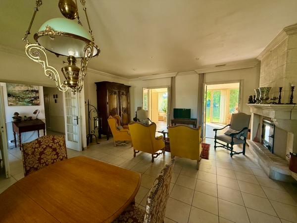 Vous cherchez une maison au bord du lot avec un accès avec ponton ? Ne cherchez plus venez découvrir cette magnifique maison de plus de 150m2 sur un terrain de 2100m2. Ceci est une pépite ! Amoureux du jardin et de la nature vous serez comblés. La maison , Sainte livrade sur lot
