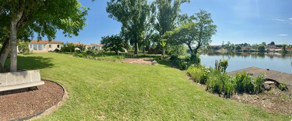 Vous cherchez une maison au bord du lot avec un accès avec ponton ? Ne cherchez plus venez découvrir cette magnifique maison de plus de 150m2 sur un terrain de 2100m2. Ceci est une pépite ! Amoureux du jardin et de la nature vous serez comblés. La maison , Sainte livrade sur lot