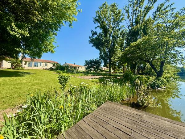 Vous cherchez une maison au bord du lot avec un accès avec ponton ? Ne cherchez plus venez découvrir cette magnifique maison de plus de 150m2 sur un terrain de 2100m2. Ceci est une pépite ! Amoureux du jardin et de la nature vous serez comblés. La maison , Sainte livrade sur lot