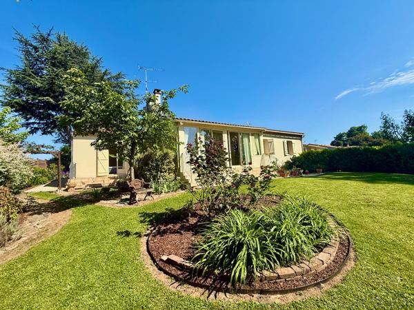 Vous cherchez une maison au bord du lot avec un accès avec ponton ? Ne cherchez plus venez découvrir cette magnifique maison de plus de 150m2 sur un terrain de 2100m2. Ceci est une pépite ! Amoureux du jardin et de la nature vous serez comblés. La maison , Sainte livrade sur lot