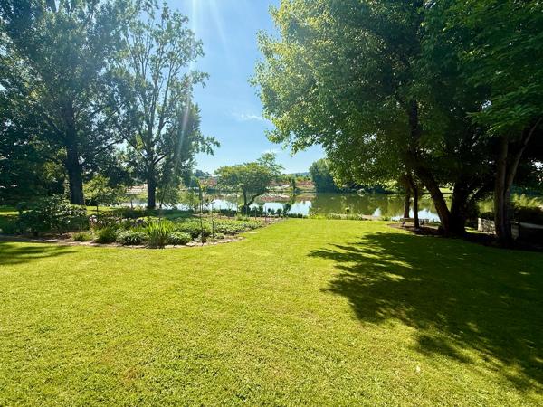 Vous cherchez une maison au bord du lot avec un accès avec ponton ? Ne cherchez plus venez découvrir cette magnifique maison de plus de 150m2 sur un terrain de 2100m2. Ceci est une pépite ! Amoureux du jardin et de la nature vous serez comblés. La maison , Sainte livrade sur lot