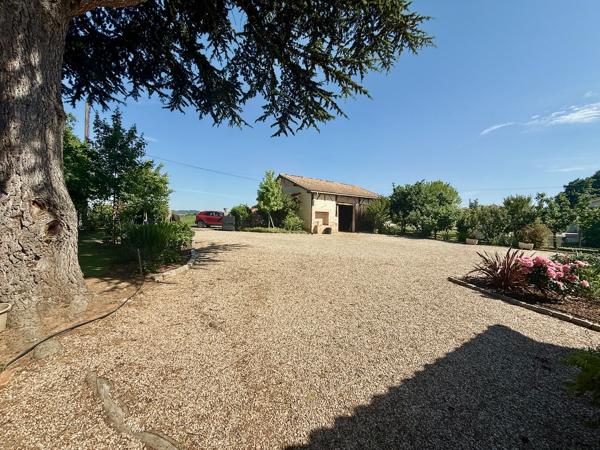 Vous cherchez une maison au bord du lot avec un accès avec ponton ? Ne cherchez plus venez découvrir cette magnifique maison de plus de 150m2 sur un terrain de 2100m2. Ceci est une pépite ! Amoureux du jardin et de la nature vous serez comblés. La maison , Sainte livrade sur lot