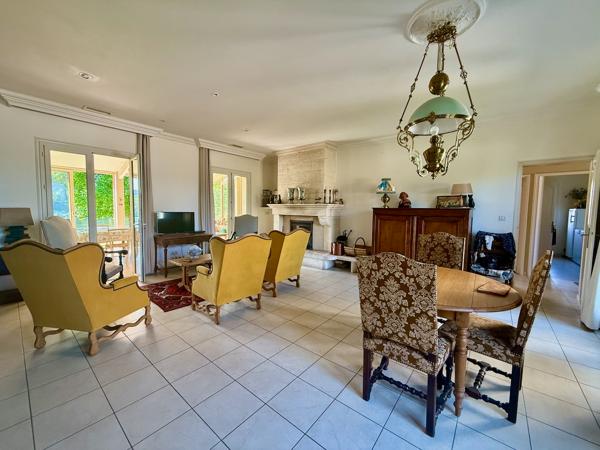 Vous cherchez une maison au bord du lot avec un accès avec ponton ? Ne cherchez plus venez découvrir cette magnifique maison de plus de 150m2 sur un terrain de 2100m2. Ceci est une pépite ! Amoureux du jardin et de la nature vous serez comblés. La maison , Sainte livrade sur lot