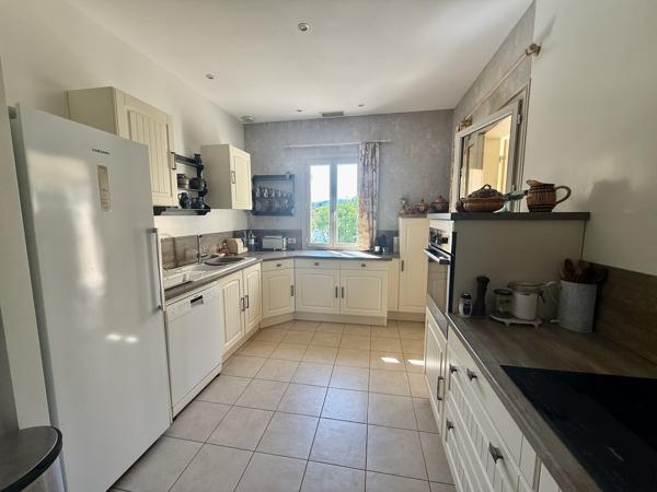 Vous cherchez une maison au bord du lot avec un accès avec ponton ? Ne cherchez plus venez découvrir cette magnifique maison de plus de 150m2 sur un terrain de 2100m2. Ceci est une pépite ! Amoureux du jardin et de la nature vous serez comblés. La maison , Sainte livrade sur lot