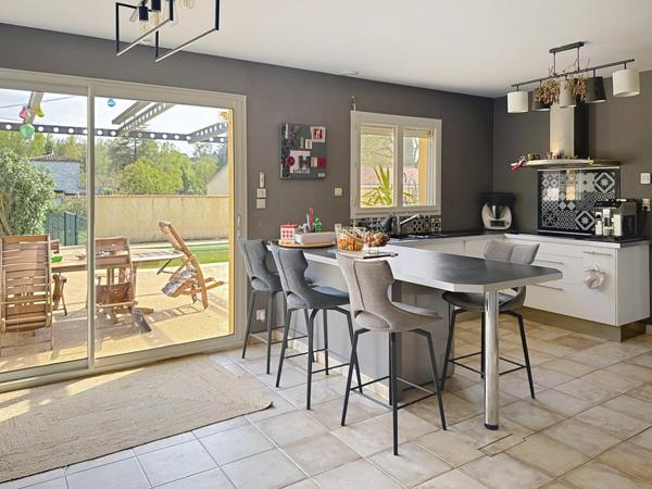 Villa T5 - Pièce de vie 60 m2  - garage - véranda - piscine -