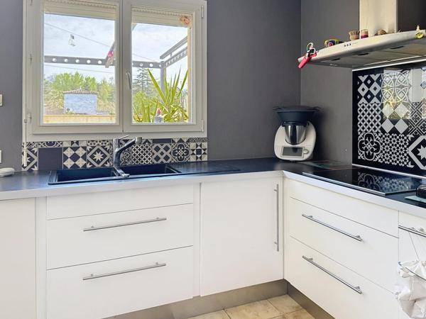 Villa T5 - Pièce de vie 60 m2  - garage - véranda - piscine -